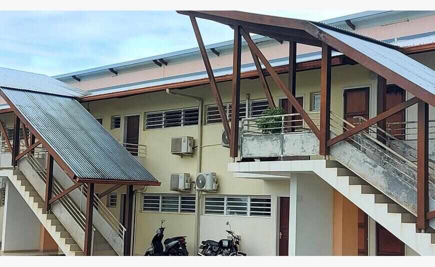 À Cayenne, grand appartement avec...