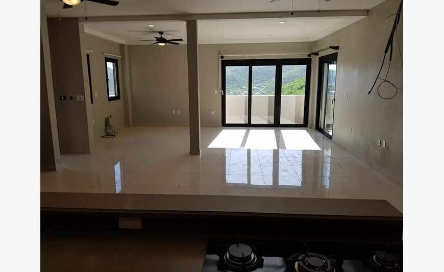 Large 2bdroom 2 1/2 bath in cay hill