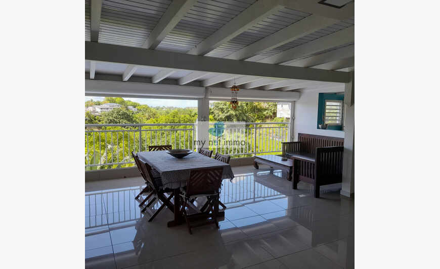 Grand appartement T2 meublé haut de villa, à louer dans la