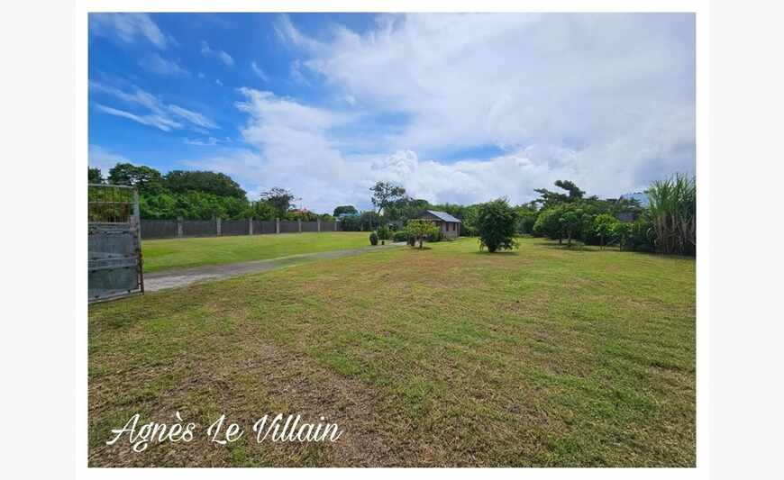 Terrain de 1 800 m2 plat et clos