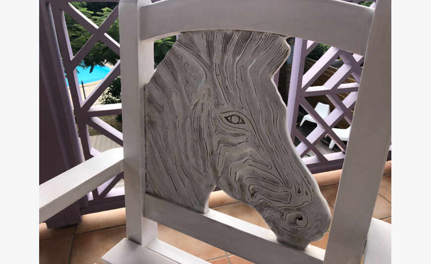 CHAISE AVEC TETE DE CHEVAL SCULPTEE