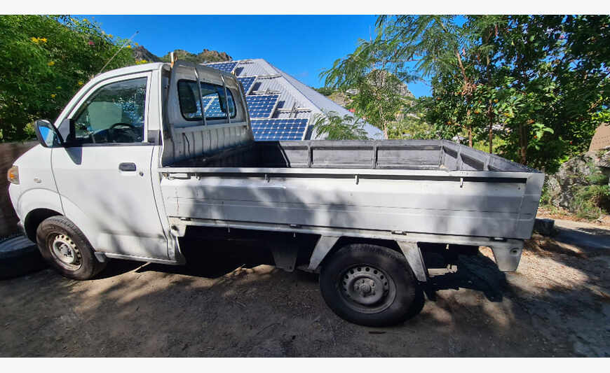UM PLANALTO DE VENDRE SUZUKI CARREGANDO