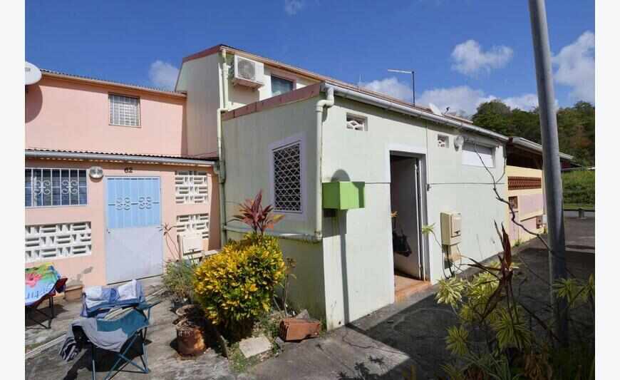 Maison mitoyenne en duplex avec parking