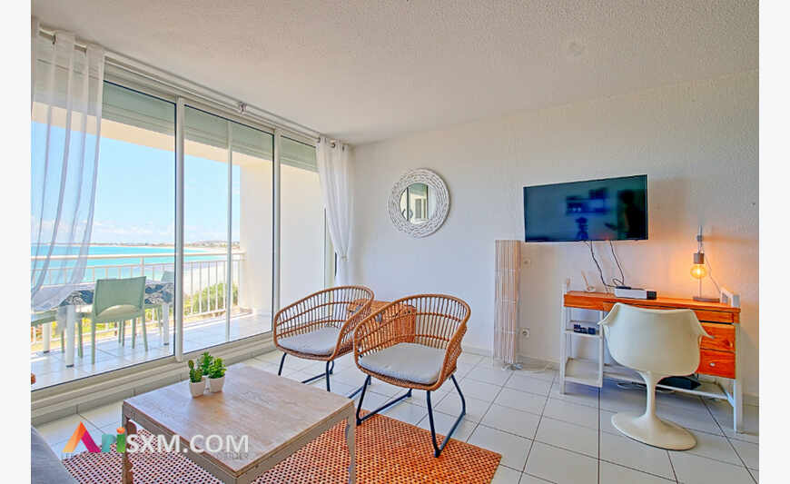 RARE : PLEINE VUE MER POUR CE STUDIO EN ÉTAGE