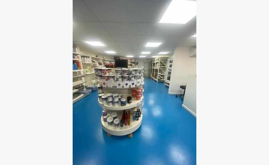 Grand Local Commercial / Vitrine-...