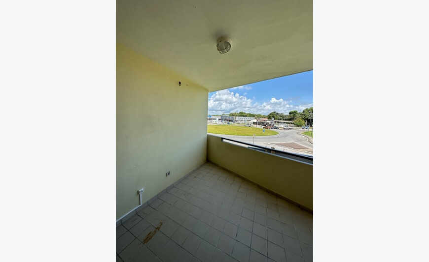 à Kourou : appartement terrasse avec...