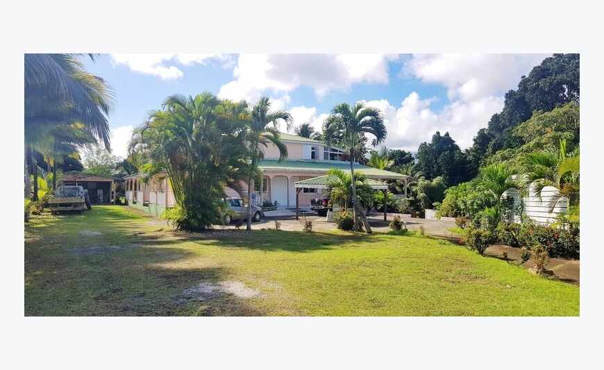 Villa F6 sur 2000m2 de terrain avec 2 F3 et 1 F4