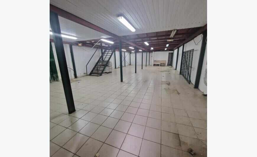 location local 296.70m2 Cayenne 3786Eur