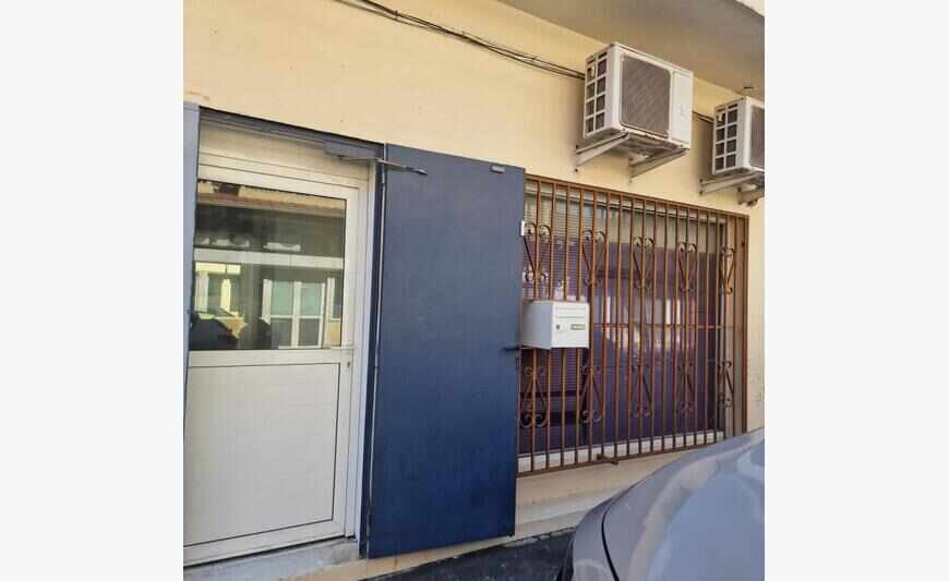 Local prof de 97.01m2 avec vitrine rdc...