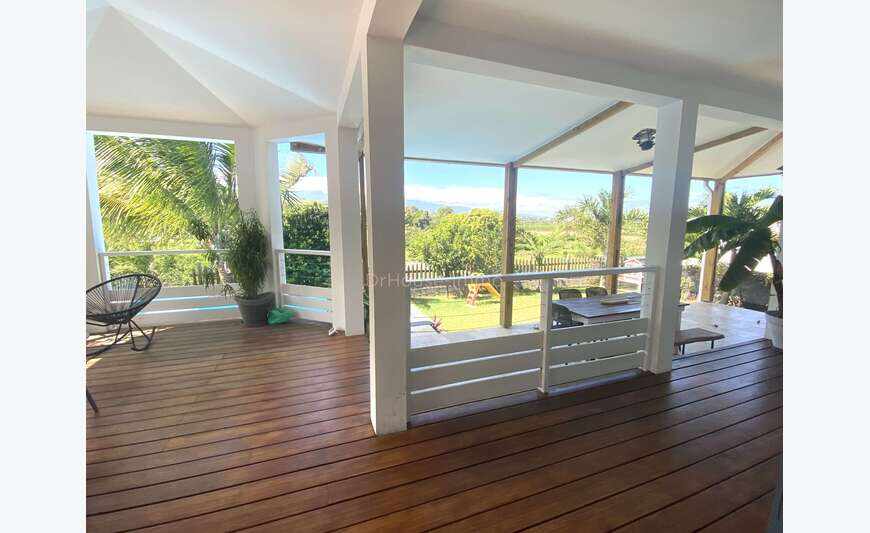 Élégante Villa de 4 Chambres avec Piscine et Vue dégagée.