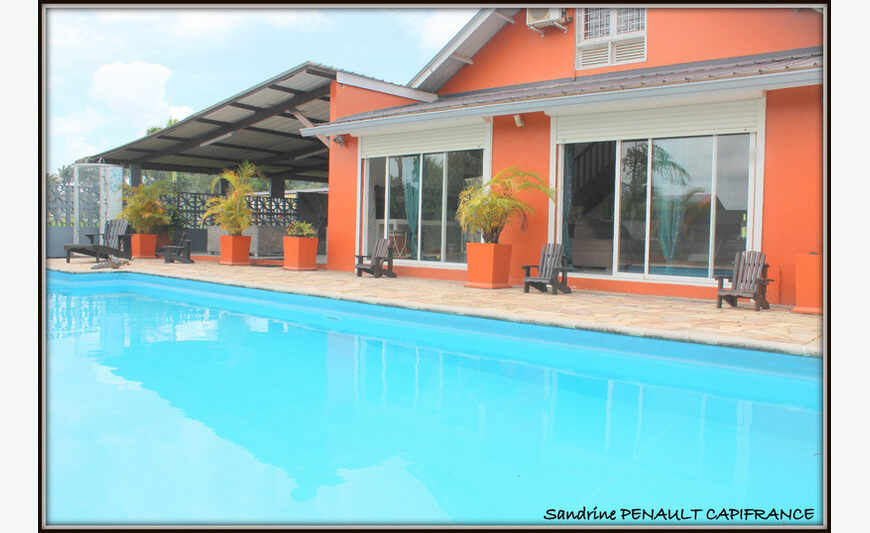 A Vendre A Kourou (Guyane Francaise) Un Superbe Immeuble De