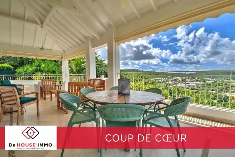 Stunning waterfront villa with pool in St. Maarten