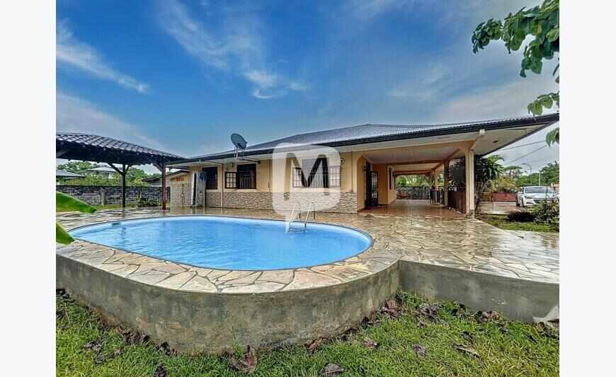 Matoury maison T5 de 120 m2 avec piscine sur une parcelle de