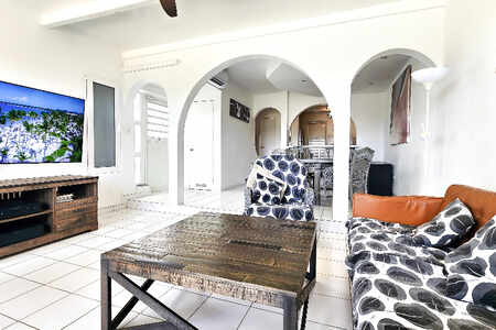 Live, Rent, and Earn with this Renovated Townhouse