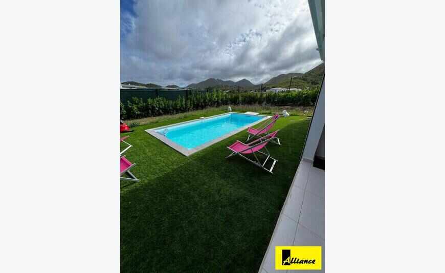 Villa récente avec piscine et jardin privés sur les hauteurs