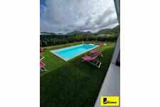 Villa récente avec piscine et jardin privés sur les hauteurs