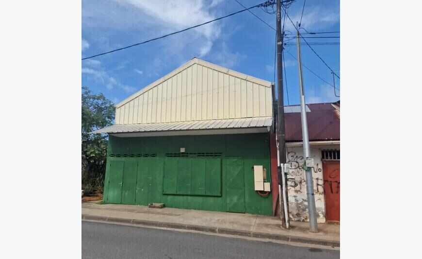 location local 296.70m2 Cayenne 3786Eur