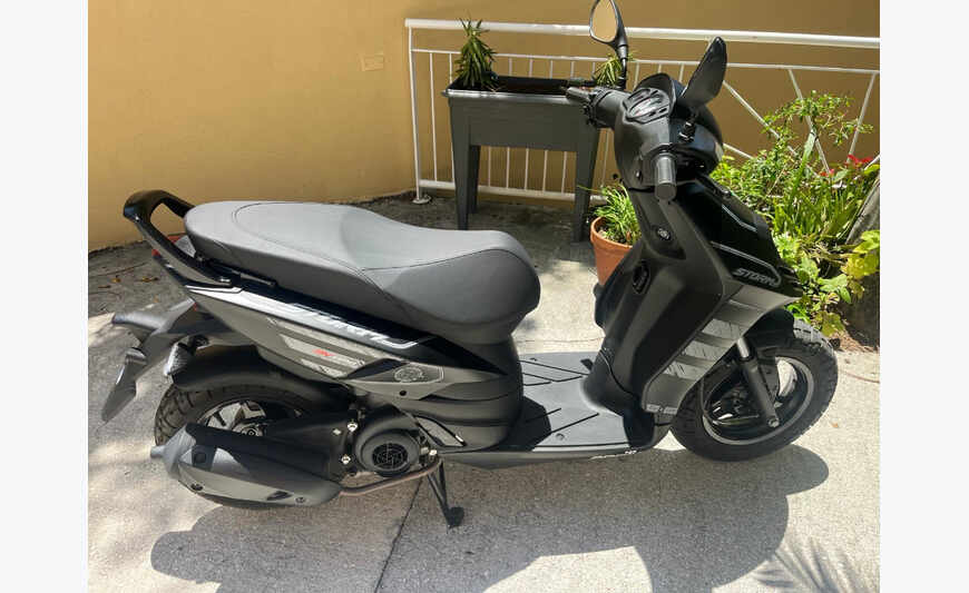 Scooter de marque Aprilia très peu servi