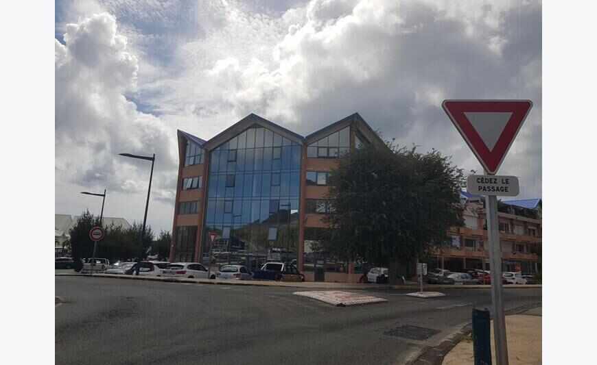 Pour investisseur avisé. Local commercial 160 m2