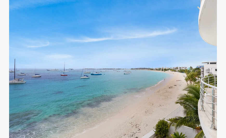 Aqualina Beach Club