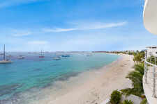 Aqualina Beach Club