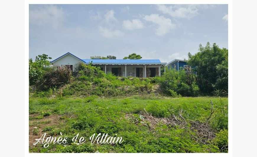 Villa à achever sur 2 200 m2 de terrain clos