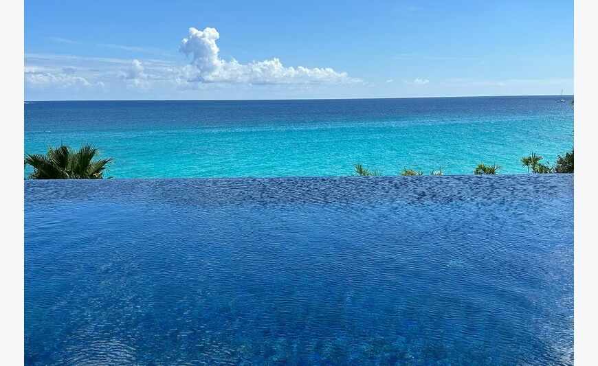 Luxury 2 bedroom beachfront apartment swimming pool parking