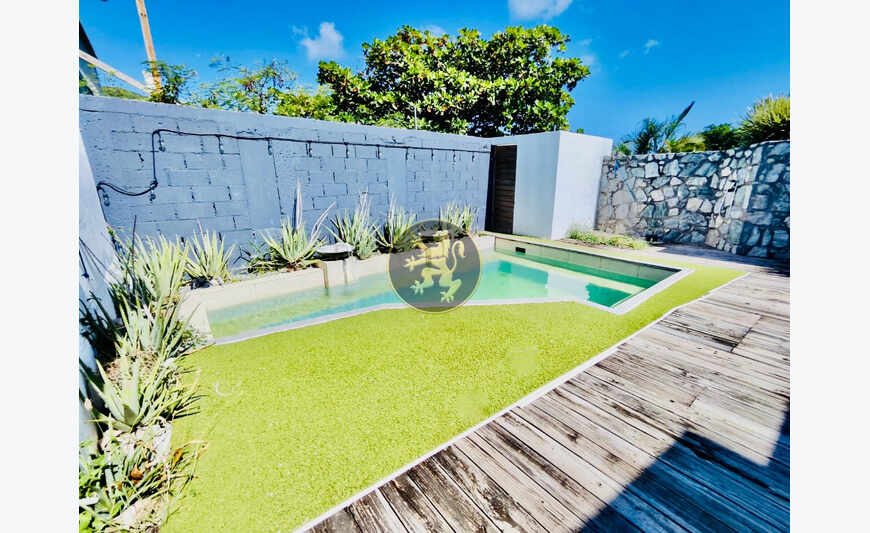 Veelzijdig onroerend goed met twee eenheden en privézwembaden