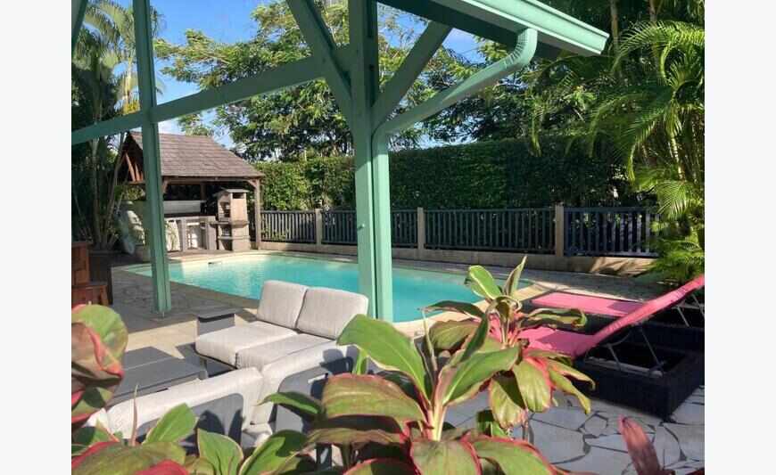 À Kourou, villa avec piscine de 140m2 à acheter 525000 Eur