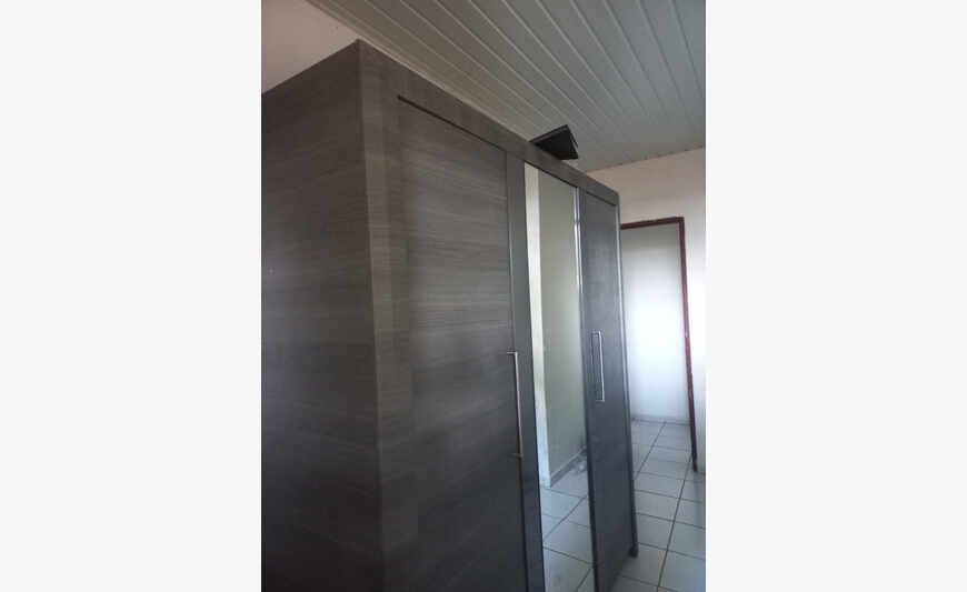Armoire, appareil de sport et vélo