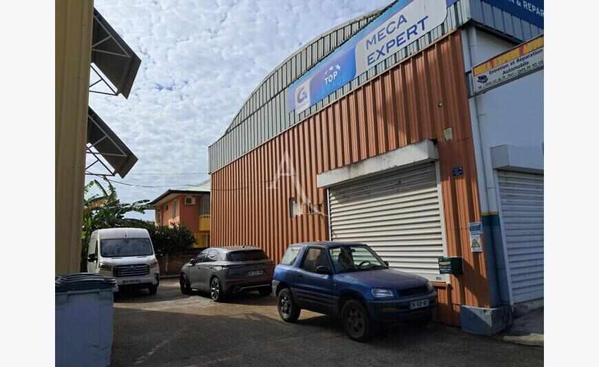 Local d'activité de 410 m2 environ sur axe très passant en
