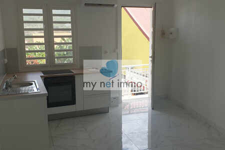 Beau F2 rénové proche de toutes commodités et marina