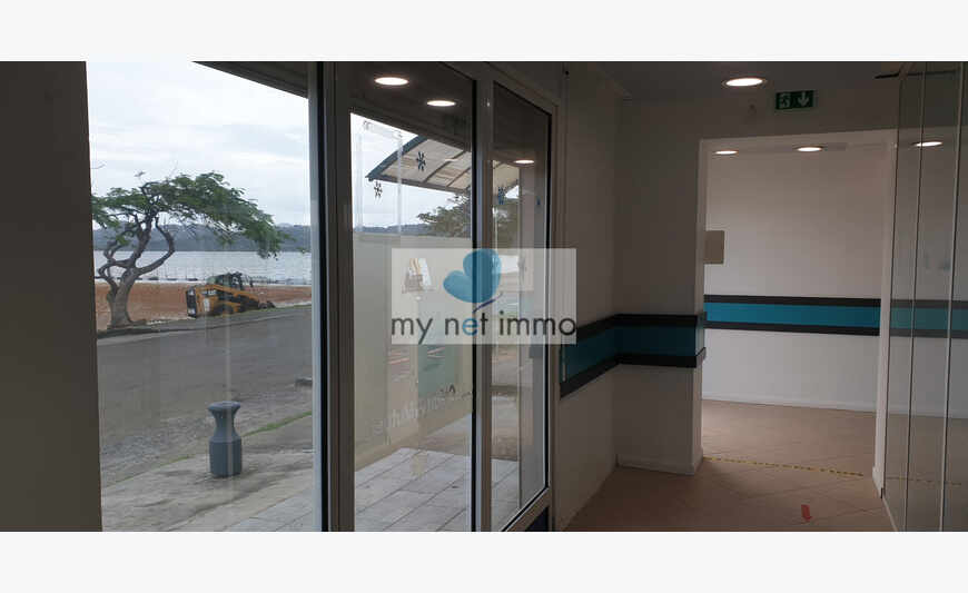 Front de mer, beau local commercial
