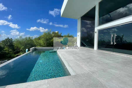 High standing villa with sea view