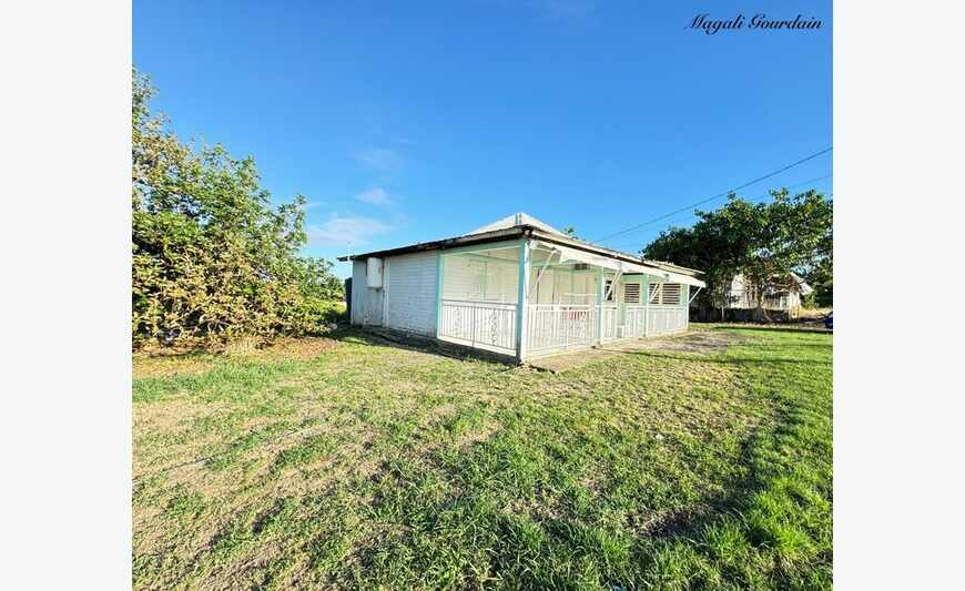 Terrain De 1001M2 Avec Sa Case Creole - Saint Francois