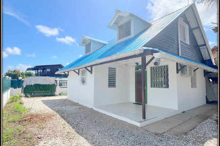 A Kourou (Guyane Francaise) Une Maison Individuelle T4 De 68