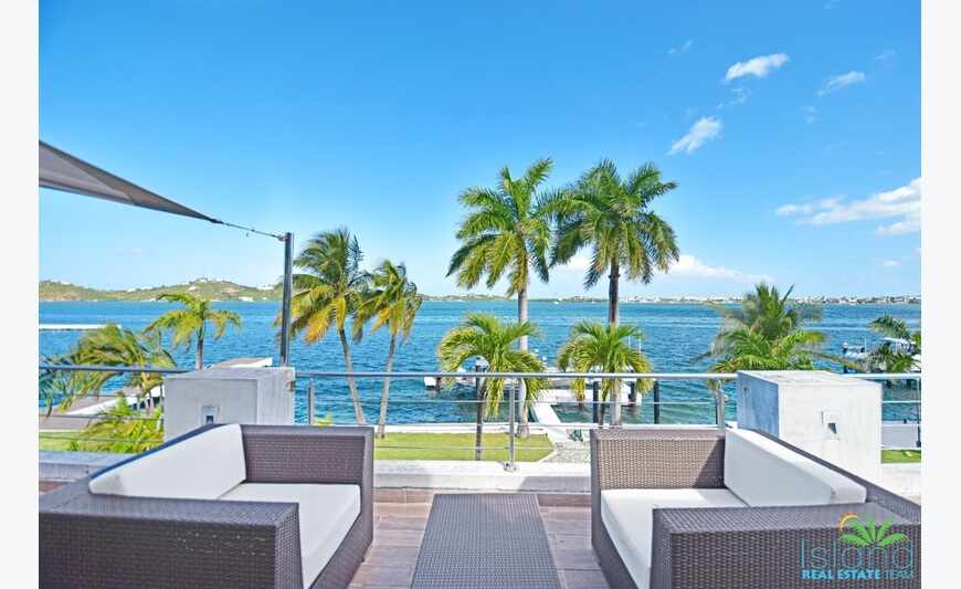 5 Bedroom Waterfront Villa + Private Boatdock