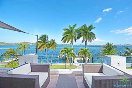 5 Bedroom Waterfront Villa + Private Boatdock