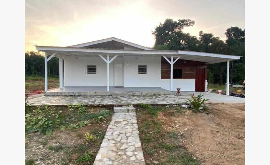 À Kourou, maison meublée composée d'un séjour climatisé, 2 c