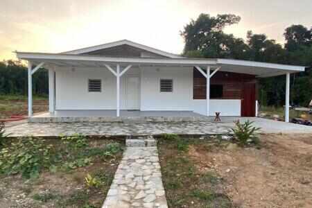 À Kourou, maison meublée composée d'un séjour climatisé, 2 c