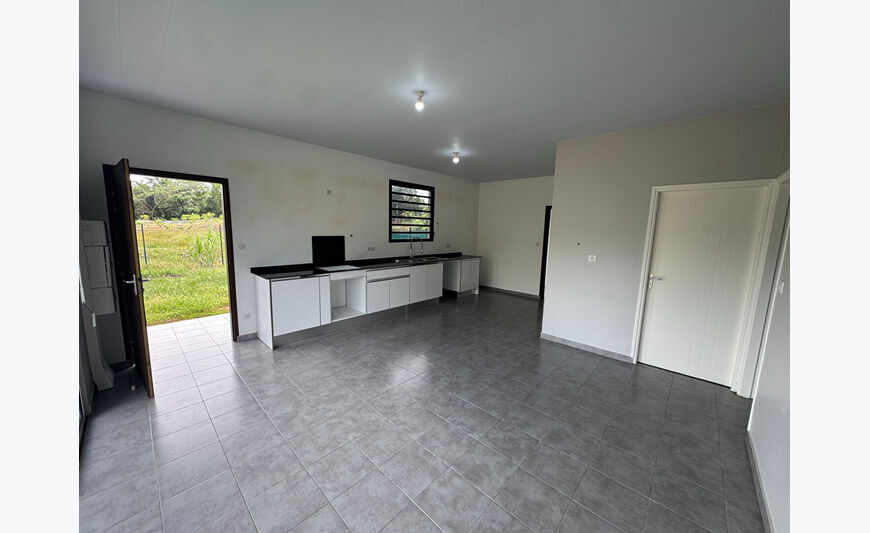Maisonnette mitoyenne 2 pièces au Rdc avec jardin à Matoury