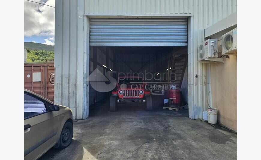 Grand Case - Hangar 168m² au sol + 90m² mezzanine