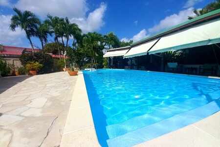 Villa et dépendances, piscine, 10 pièces Baie Mahault (971)