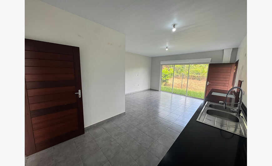 Maisonnette mitoyenne 2 pièces au Rdc avec jardin à Matoury