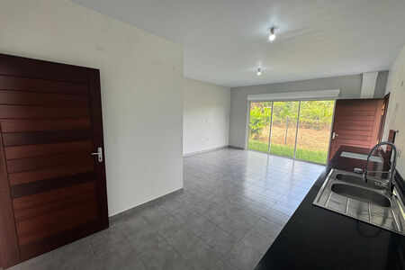 Maisonnette mitoyenne 2 pièces au Rdc avec jardin à Matoury