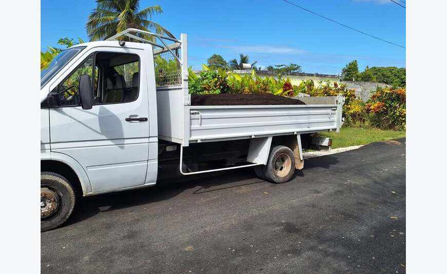 2 tonnes de mélange compost/ terre , livré.