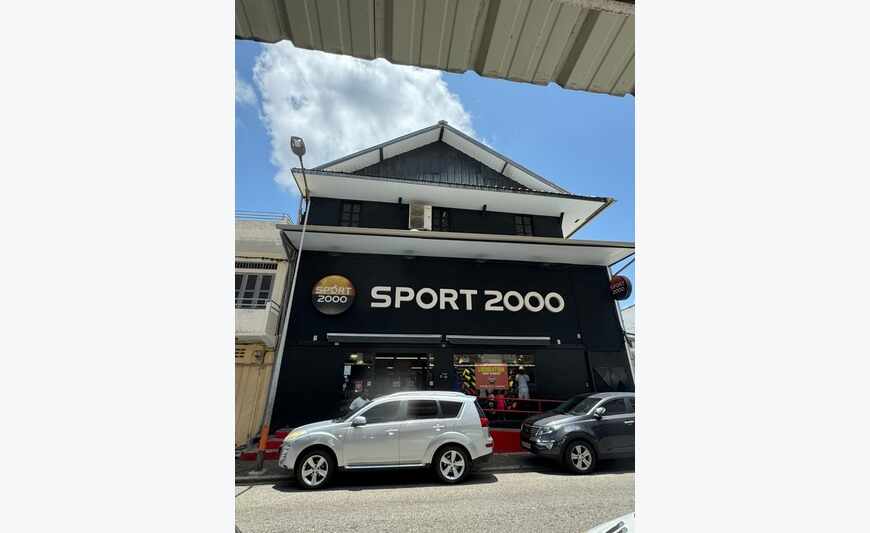 A Louer Surface Commerciale De 850 M2 Utiles Dans Un