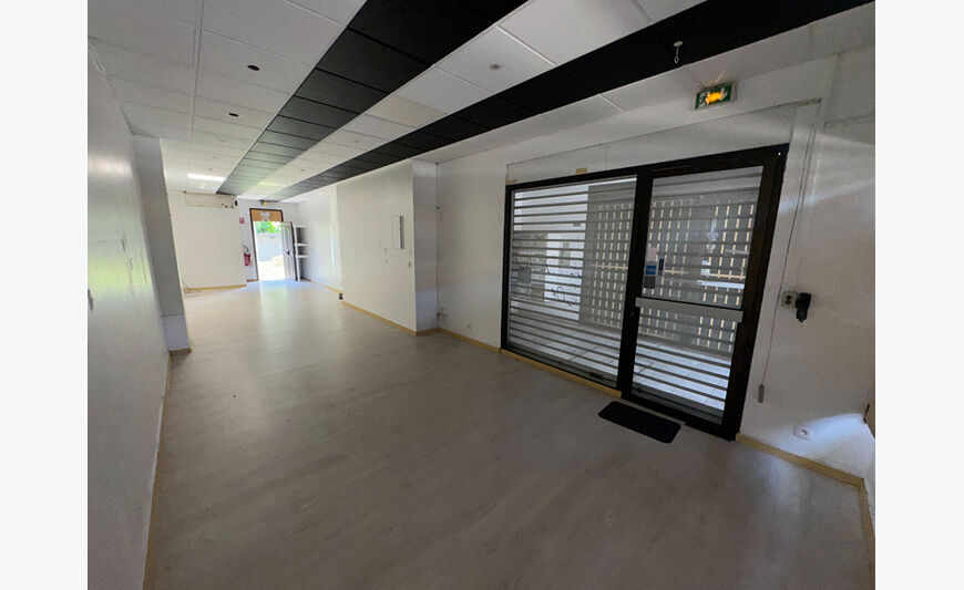 Local commercial avec vitrine - Centre-ville , rue