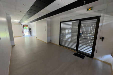 Local commercial avec vitrine - Centre-ville , rue