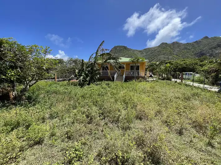 Terrain avec maison et possibilité d'extension